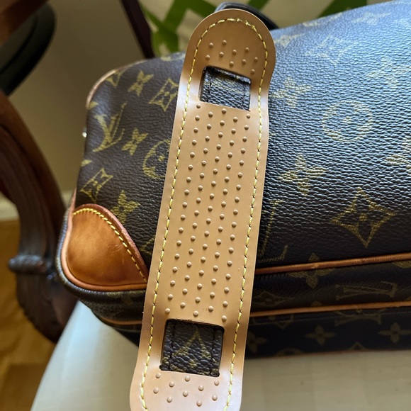 100% Authentic Louis Vuitton Vintage Monogram Canvas Nile Messenger Bag - Picture 13 of 16